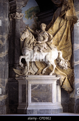 Statua equestre di Carlo Magno, di Agostino Cornacchini, nella Basilica di San Pietro. Città del Vaticano, Roma, Italia Foto Stock