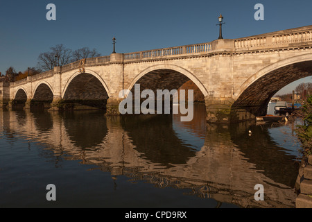 Richmond Bridge sul fiume Tamigi,Richmond Upon Thames,Surrey, Inghilterra Foto Stock