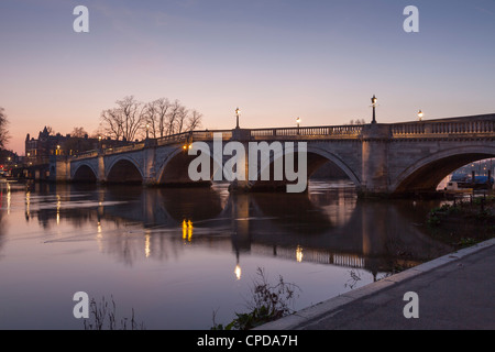 Richmond Bridge di notte,Richmond Upon Thames,Surrey, Inghilterra Foto Stock