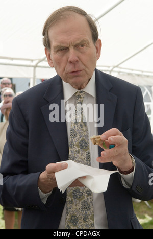 Giovanni xi conte di sandwich, la degustazione di un panino. Sandwich Kent REGNO UNITO. HOMER SYKES Foto Stock