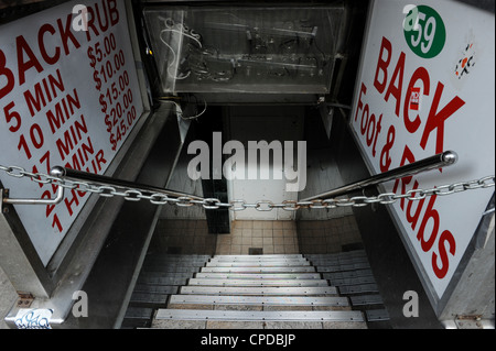 Piede e back rub firmare per le scale fino alla cantina Foto Stock