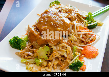 Pad Thai mescolare noodles fritti con erba di limone pollo e salsa di arachidi con broccoli carote di germogli di soia Foto Stock