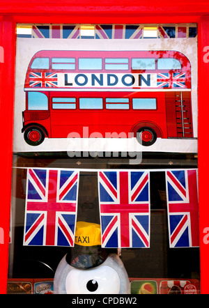 Compra British/Londra merci nella vetrina di un negozio, REGNO UNITO Foto Stock