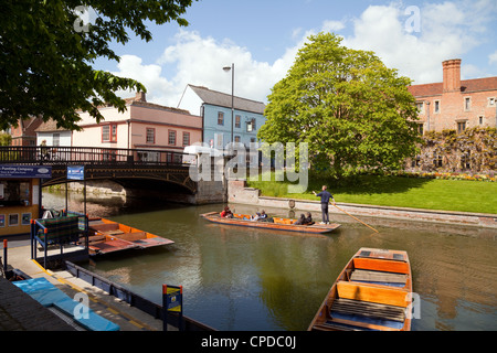 Persone punting sul fiume Cam alla Maddalena Bridge, Cambridge Regno Unito Foto Stock