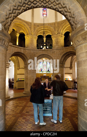 Il visitatore entrando all'interno, Round Church, Bridge St Cambridge Regno Unito Foto Stock