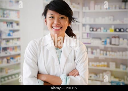 Pacific Islander farmacista in piedi in farmacia Foto Stock