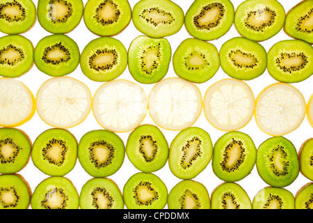 Fondo fruttato set intero di kiwi e le fette di limone Foto Stock