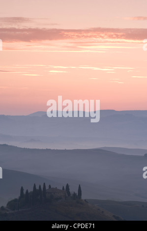 Belvedere e una vista sulla Val d'Orcia a sunrise, Sito Patrimonio Mondiale dell'UNESCO, Toscana, Italia, Europa Foto Stock