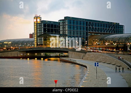 Hauptbahnhof (stazione centrale) all'alba e il fiume Sprea, Berlino, Germania, Europa Foto Stock