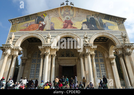 Pellegrini davanti la chiesa di tutte le nazioni e di Getsemani, Gerusalemme, Israele, Medio Oriente Foto Stock