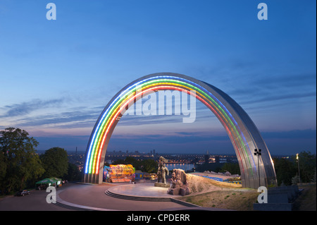 Rainbow Arch, amicizia delle Nazioni monumento, Kiev, Ucraina, Europa Foto Stock