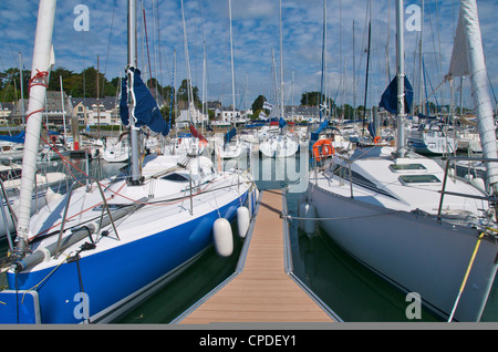 Yacht ormeggiati nel porto di Trinite sur Mer, Morbihan, in Bretagna, in Francia, in Europa Foto Stock