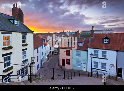 Whitby case di città al tramonto dalle fasi di Abbazia, Whitby, North Yorkshire, Yorkshire, Inghilterra, Regno Unito, Europa Foto Stock