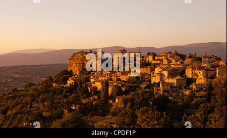 La collina villaggio di Saignon al tramonto, Provence, Francia Foto Stock