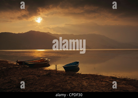 Barche di pescatori locali sul lago Phewa al tramonto, Gandak, Nepal, Asia Foto Stock