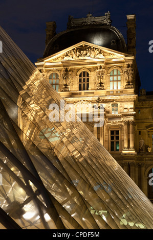 Louvre riflessi nella piramide in vetro al crepuscolo, Rue de Rivoli, Paris, Francia, Europa Foto Stock