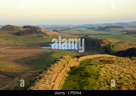 Verso il tramonto, Vista verso est lungo la parete di Adriano, Northumbria, England, Regno Unito Foto Stock