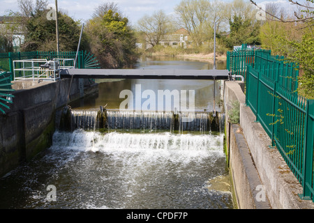 Controllo Flood Barrier Fiume Gipping, Ipswich, Suffolk, Inghilterra Foto Stock