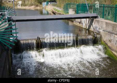 Controllo Flood Barrier Fiume Gipping, Ipswich, Suffolk, Inghilterra Foto Stock