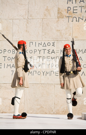 Cambio della guardia presso la tomba del Milite Ignoto, Atene, Grecia, Europa Foto Stock