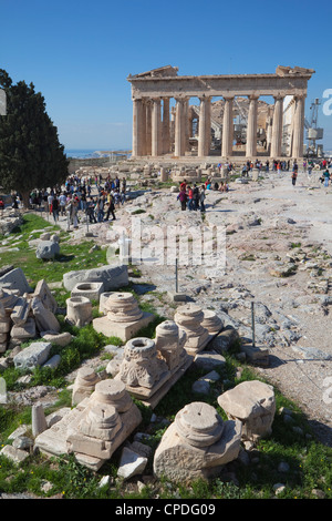 I turisti al Partenone dell'Acropoli, Sito Patrimonio Mondiale dell'UNESCO, Atene, Grecia, Europa Foto Stock