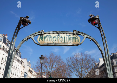 Parigino tradizionale segno della metropolitana, Parigi, Francia, Europa Foto Stock