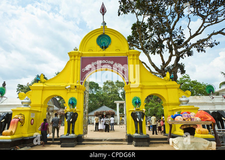 Maha Devale buddista e un tempio indù, Kataragama, provincia di Uva, Sri Lanka Foto Stock