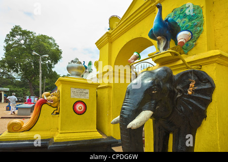 Maha Devale buddista e un tempio indù, Kataragama, provincia di Uva, Sri Lanka Foto Stock