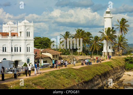 Meeran Moschea Jumma e il faro del punto Utrecht Bastion nella Vecchia Fortezza Olandese di Galle, Provincia Meridionale, Sri Lanka Foto Stock