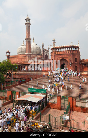 Le persone che lasciano la Jama Masjid (Moschea del Venerdì) dopo la preghiera del venerdì, la Vecchia Delhi, Delhi, India, Asia Foto Stock