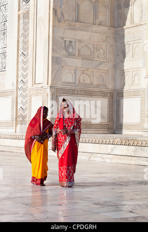 Le donne in sari colorati al Taj Mahal, Sito Patrimonio Mondiale dell'UNESCO, Agra, nello stato di Uttar Pradesh, India, Asia Foto Stock