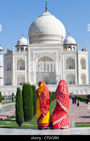 Le donne in sari colorati al Taj Mahal, Sito Patrimonio Mondiale dell'UNESCO, Agra, nello stato di Uttar Pradesh, India, Asia Foto Stock