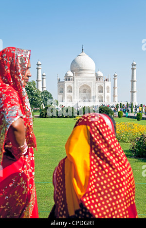 Le donne in sari colorati al Taj Mahal, Sito Patrimonio Mondiale dell'UNESCO, Agra, nello stato di Uttar Pradesh, India, Asia Foto Stock