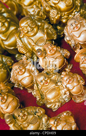 Mini figure di Buddha in vendita in un negozio in Mumbai, India, Asia Foto Stock