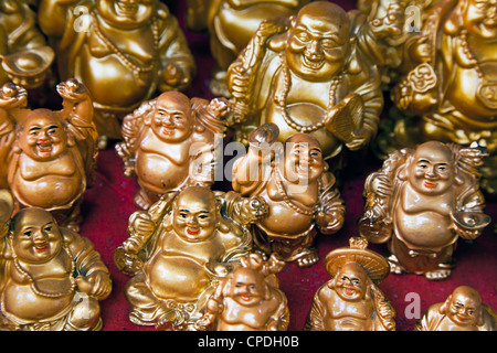 Mini figure di Buddha in vendita in un negozio in Mumbai, India, Asia Foto Stock