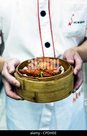 Dim sum preparazione in un ristorante di cucina di Hong Kong, Cina, Asia Foto Stock