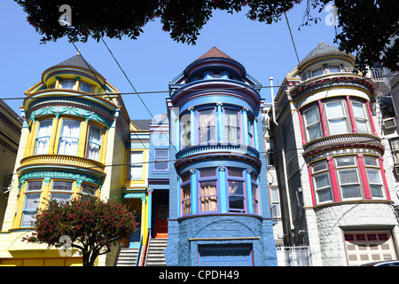 Colorfully dipinto case vittoriane in Haight-Ashbury del distretto di San Francisco, California, Stati Uniti d'America Foto Stock