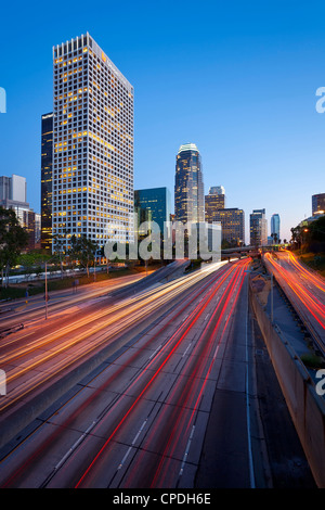 La 110 Harbor Freeway e il centro cittadino di Los Angeles skyline, California, Stati Uniti d'America, America del Nord Foto Stock
