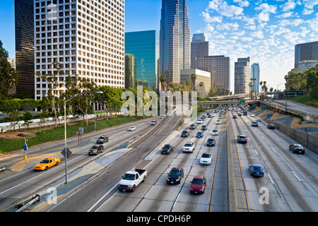 La 110 Harbor Freeway e il centro cittadino di Los Angeles skyline, California, Stati Uniti d'America, America del Nord Foto Stock