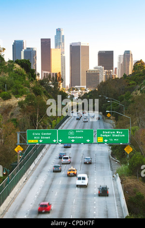 Pasadena Freeway (CA autostrada 110) che conduce al centro di Los Angeles, California, Stati Uniti d'America, America del Nord Foto Stock