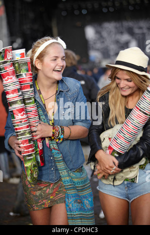 Due ragazze coppe di raccolta per il riciclaggio al Festival della lettura Foto Stock