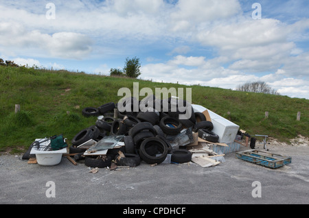 Fly-Tipped spazzatura in corrispondenza di un luogo di bellezza in East Sussex, England, Regno Unito Foto Stock