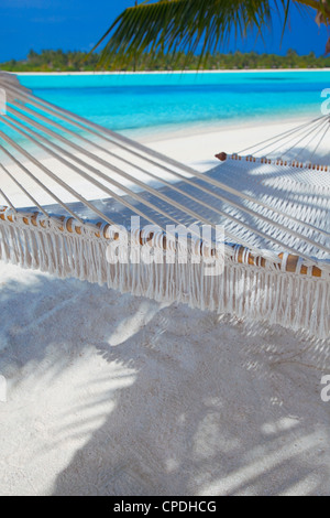 Amaca sulla spiaggia tropicale, Maldive, Oceano Indiano, Asia Foto Stock