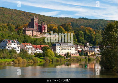 Il Mittelburg medio (castello) e il fiume Neckar, Neckarsteinach, Hesse, Germania, Europa Foto Stock