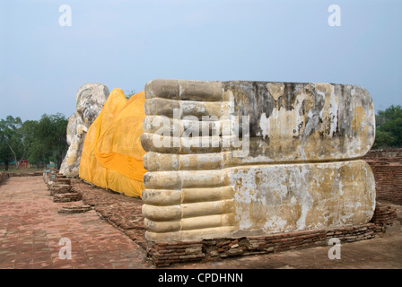 Buddha reclinato statua, Wat Lokayasutharam (il Tempio del Buddha Reclinato), Ayutthaya, Thailandia, Sud-est asiatico, in Asia Foto Stock