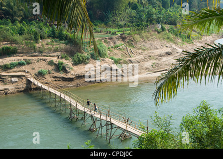 Passerella sul fiume Nam Khan, Luang Prabang, Laos, Indocina, Asia sud-orientale, Asia Foto Stock