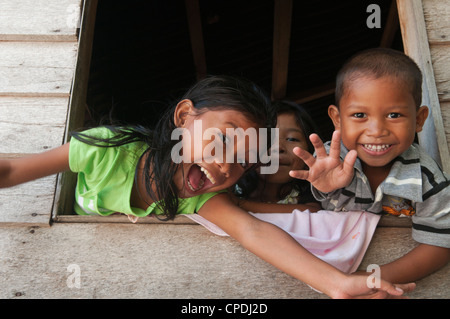 Sulu i bambini rifugiati sull isola di Mabul, Borneo Malaysia Foto Stock