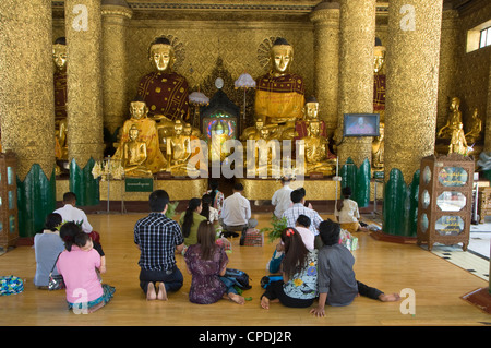 I visitatori di pregare, Shwedagon pagoda Yangon (Rangoon), Myanmar (Birmania), Asia Foto Stock
