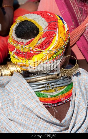 Testa di Bonda tribeswoman indossando il tradizionale cappuccio bordato, Rayagader, Orissa, India Foto Stock