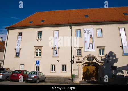 Klovicevi dvori palazzo sede dell'arte moderna galleria con le mostre a Jezuitski trg Gradec Piazza Città Vecchia Zagabria Croazia Foto Stock